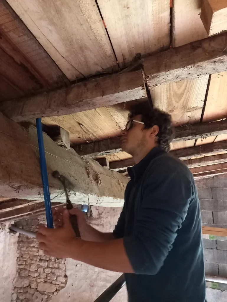 changing a rafter on a traditional oak frame in Charente Maritime.