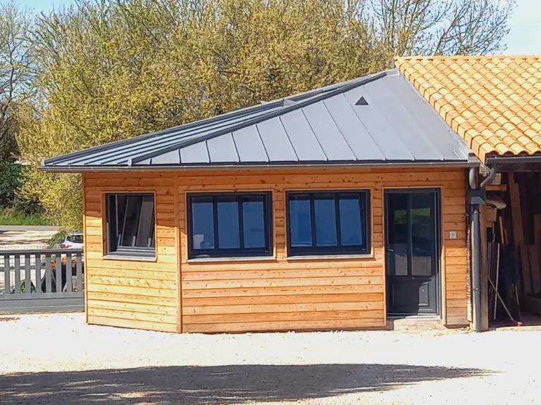 extension en bois avec toiture en Zinc en Charente maritime