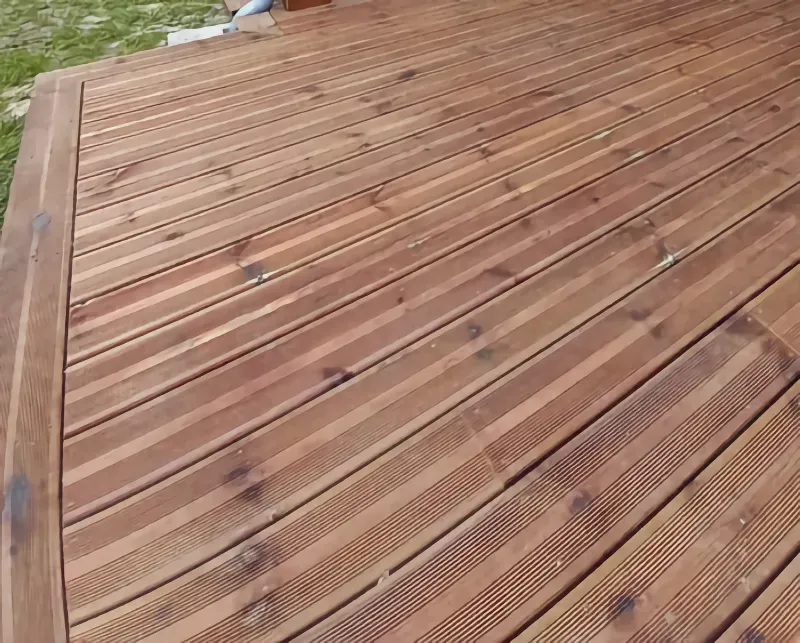 une terrasse en bois pour embellir son extérieur à Pont l'Abbé d'Arnoult(17)