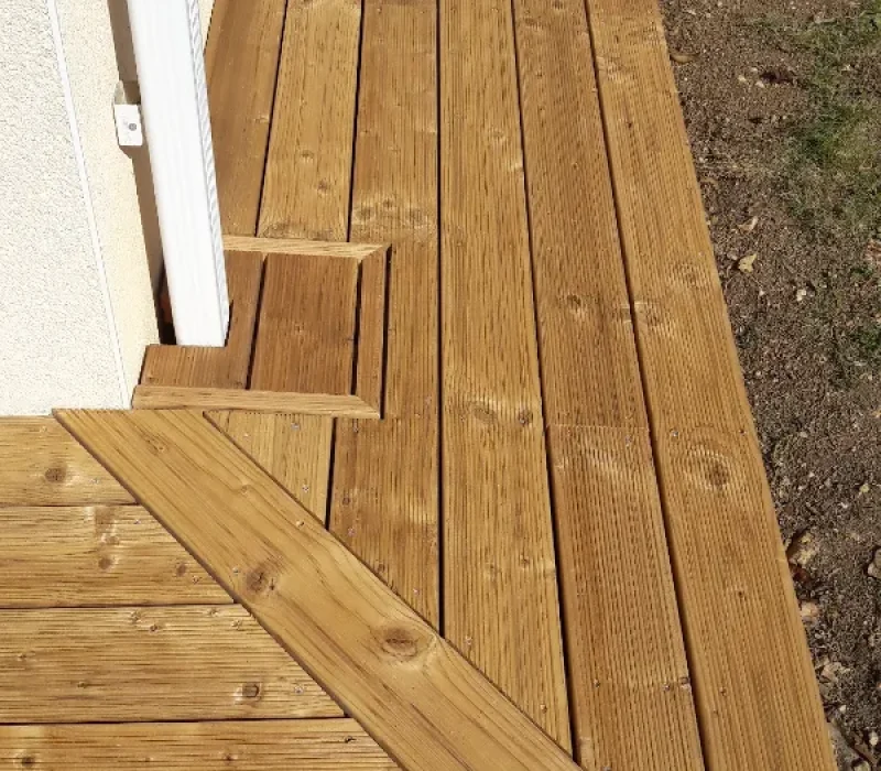 terrasse en bois à Pont l'Abbé d'Arnoult